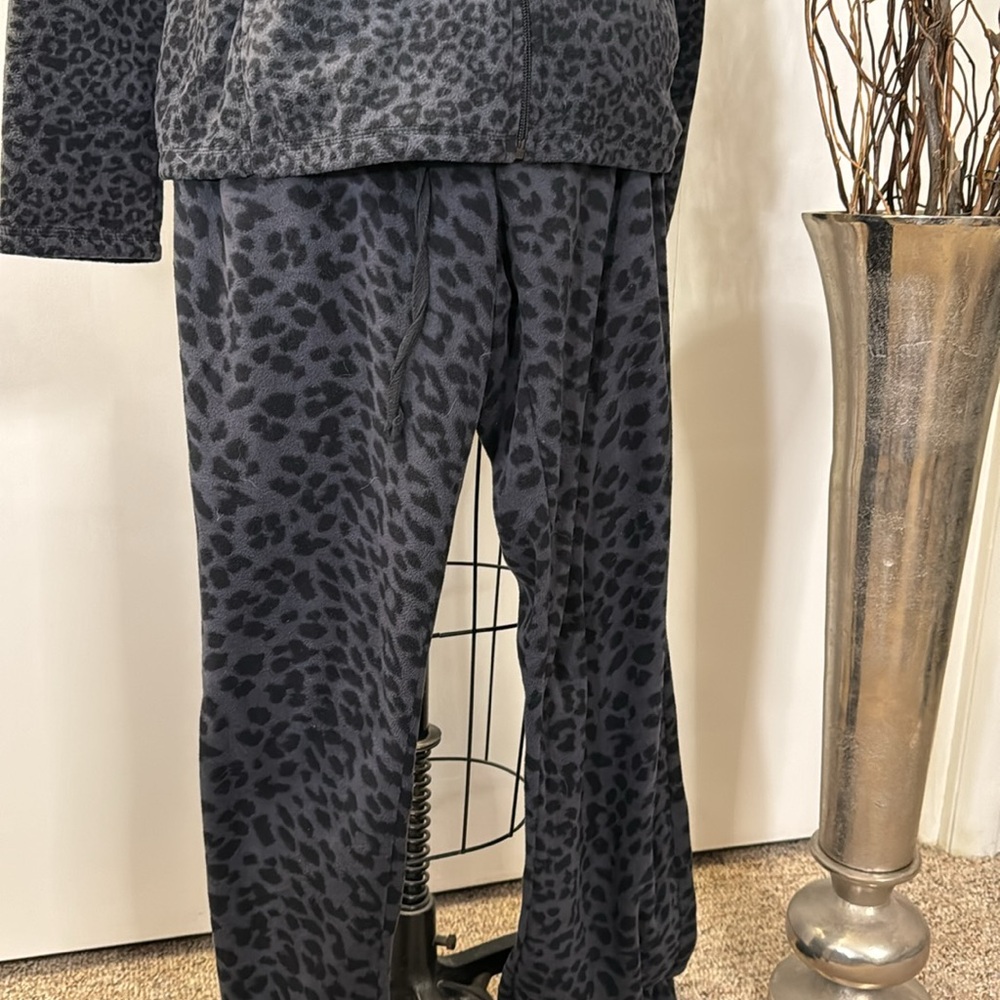 Old Navy gray and black leopard print fleece lounge set - Picture 3 of 7